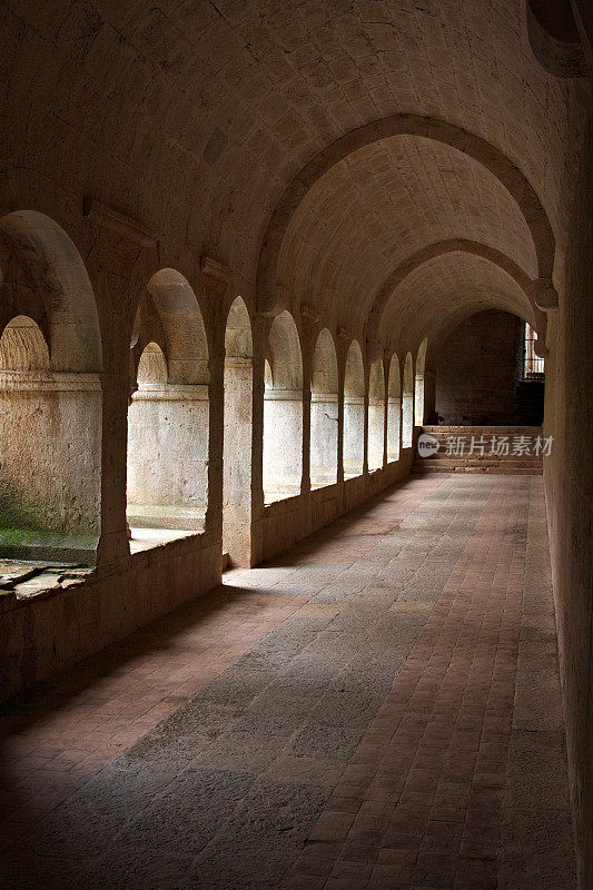 法国普罗旺斯勒索罗内特的西特斯西斯修道院