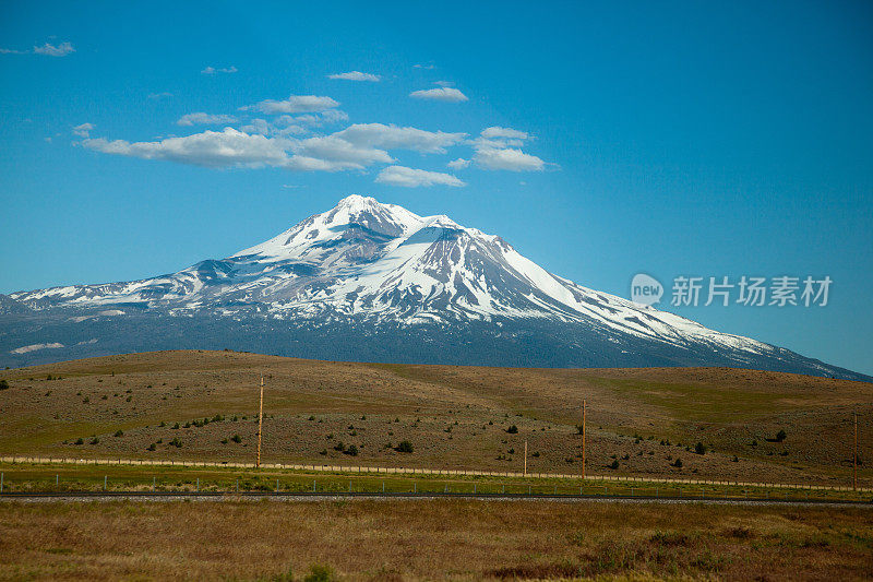 晚春时分，从I-5号公路眺望沙斯塔山