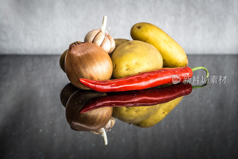 生土豆，洋葱，蒜瓣和红辣椒