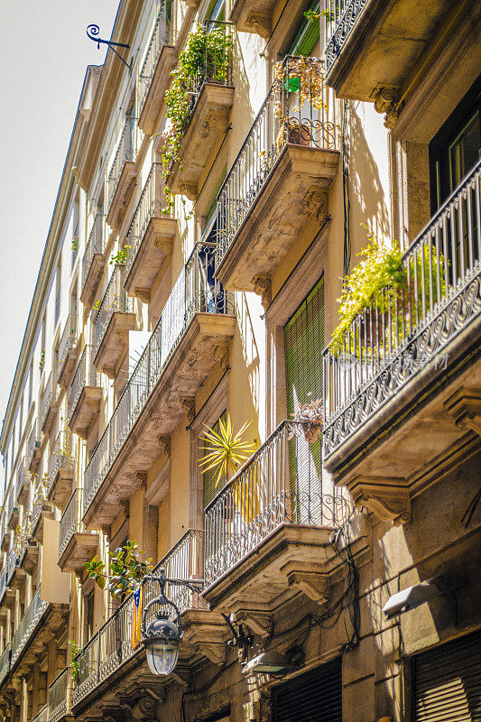 巴塞罗那哥特式街区房屋的正面