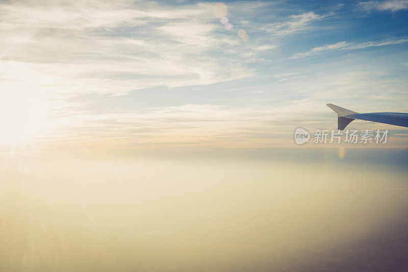 裁剪图像的飞机机翼在Cloudscape