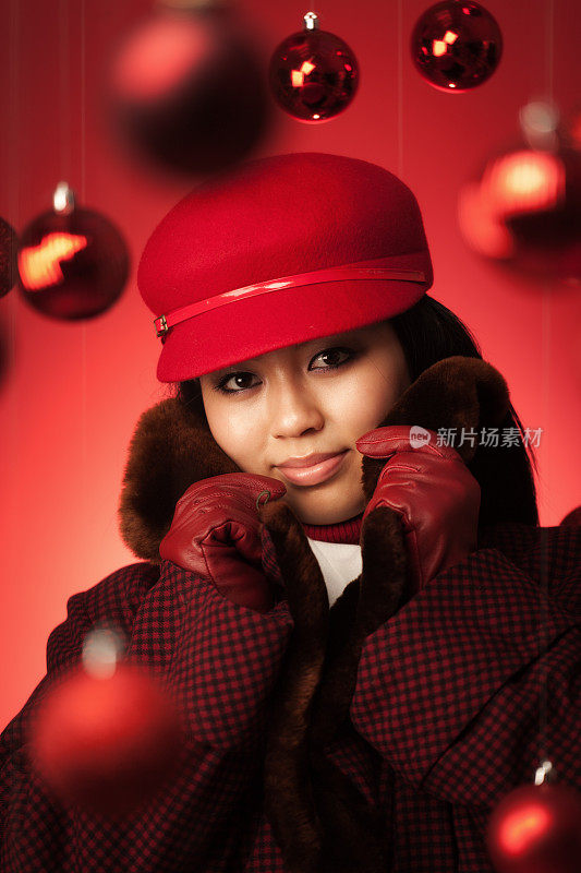 亚洲模特在时尚冬季大衣与圣诞背景特写