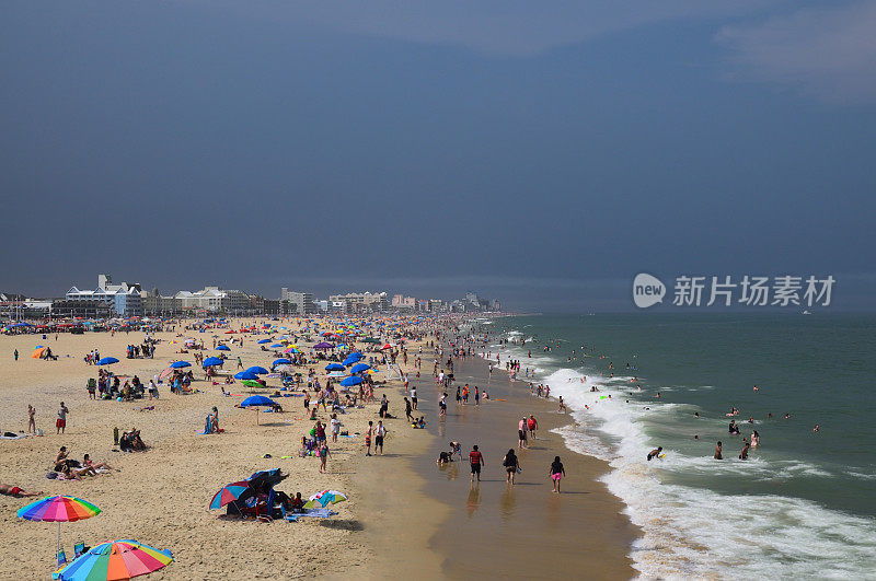 海滩上的海洋城市风暴