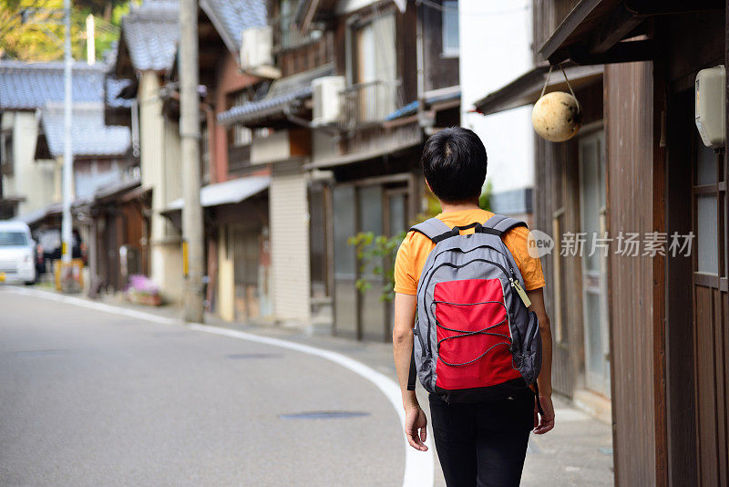 年轻的男性背包客探索