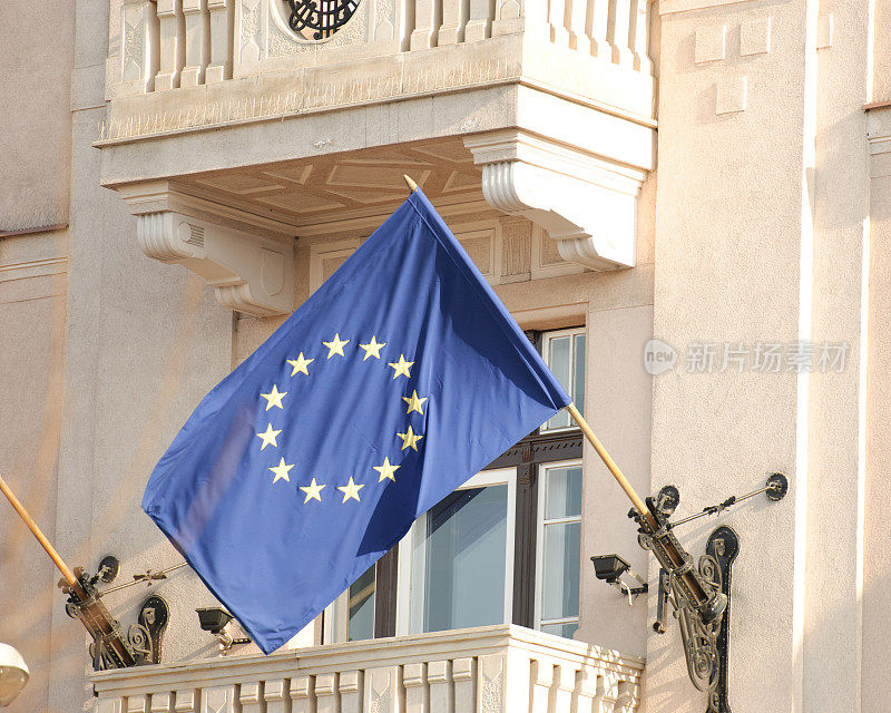阳台上悬挂着欧盟旗帜