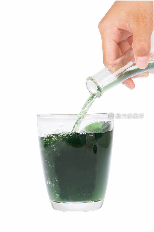 叶绿素通过手工玻璃流入瓶子