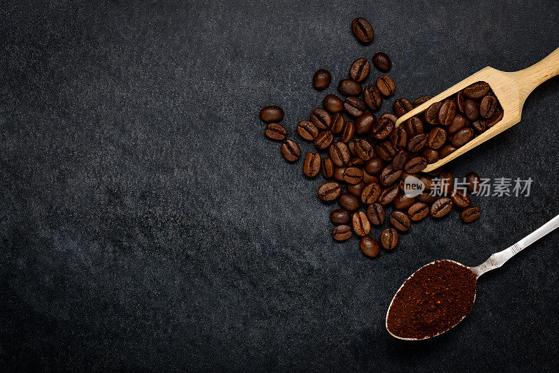 棕色烘焙研磨咖啡和咖啡豆与拷贝空间