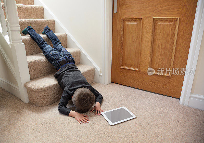 孩子从楼梯上摔下来