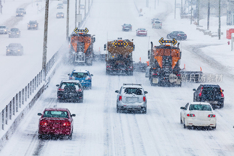 树木排列的扫雪机清理高速公路