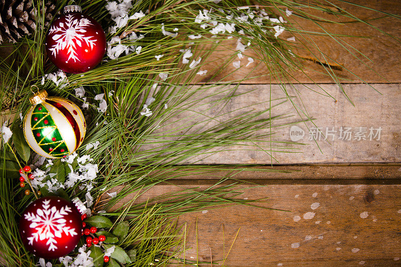 由节日装饰品、松树树枝制成的圣诞边框。