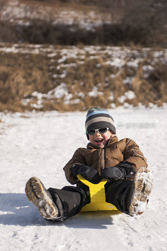 小男孩玩滑雪