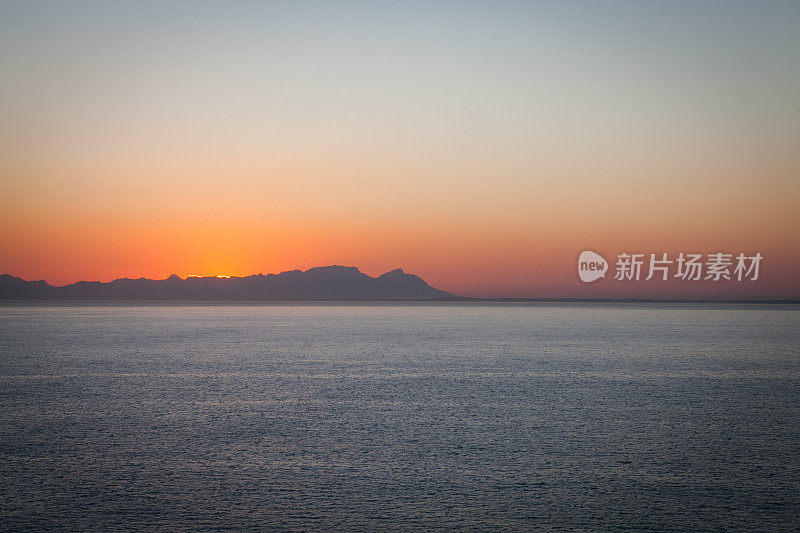 傍晚时分海湾上的夕阳