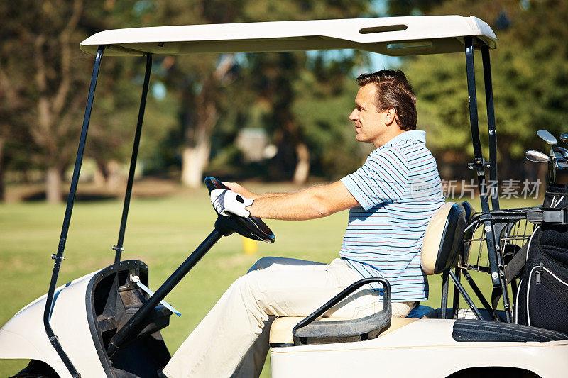 驾驶高尔夫球车的成熟高尔夫球手