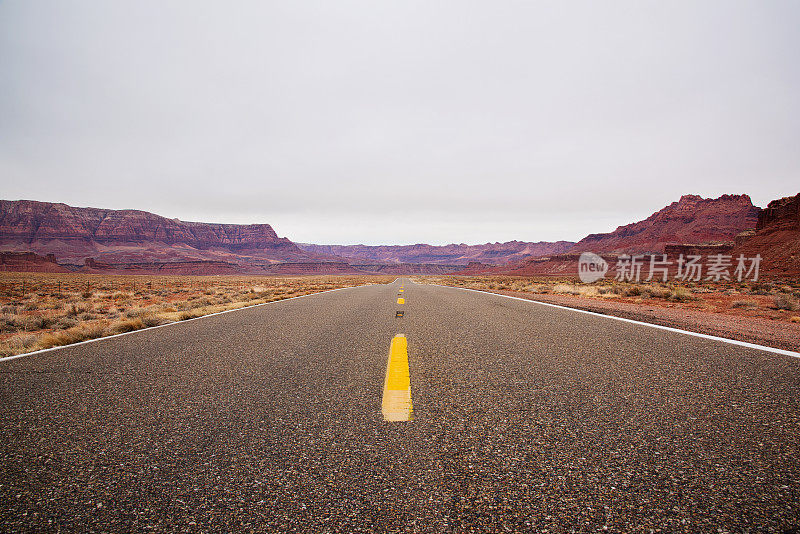 穿过亚利桑那沙漠的朱砂悬崖的漫长道路