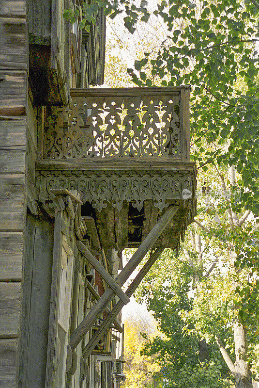 19世纪的老式木制阳台。
