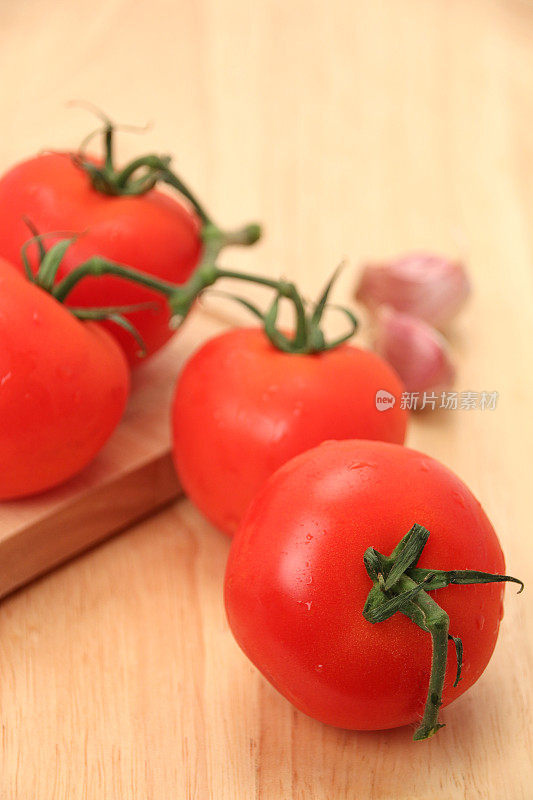 新鲜的番茄和大蒜