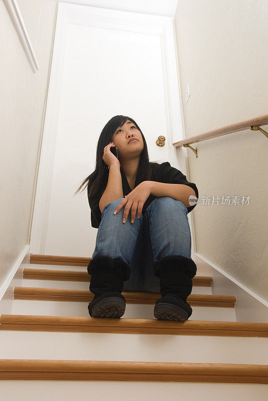 美丽自信的亚洲女人穿着休闲装，楼梯上