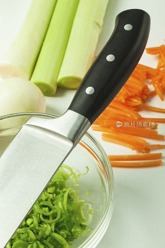 碗上放菜刀，切碎韭菜