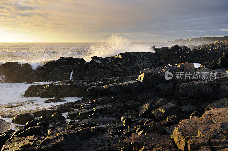 多岩石的海岸线