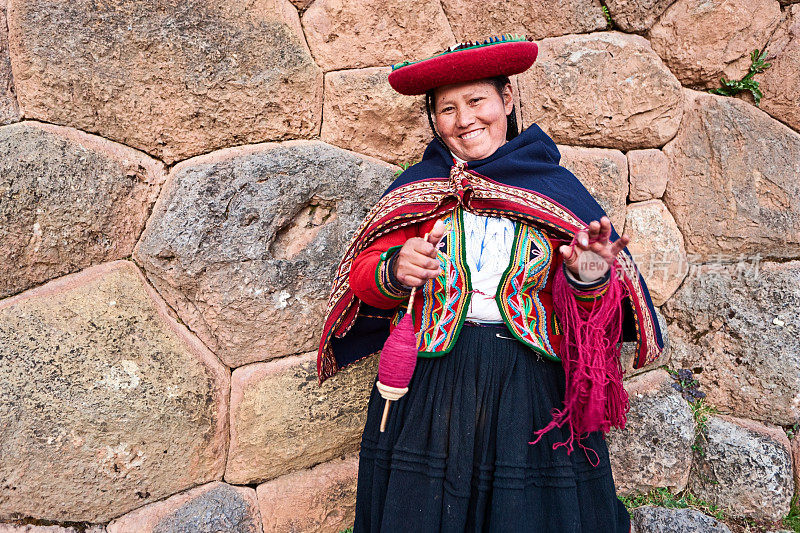 在圣谷，钦切罗纺羊毛的秘鲁女人