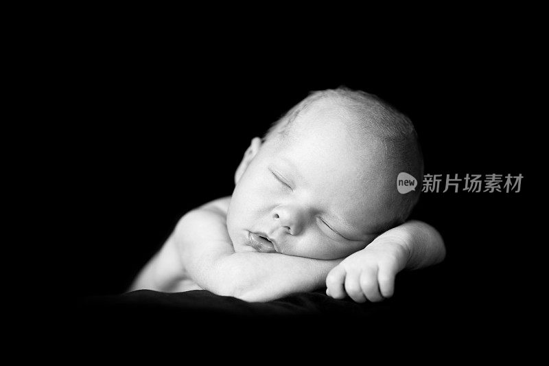 新生儿安静地睡觉，孤立的，黑人和白人