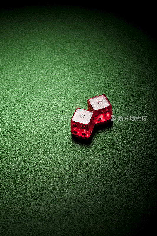 绿色背景下的红色骰子