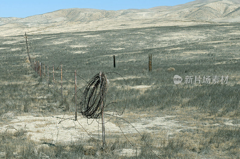 加利福尼亚中部遭受旱灾的牧场上的带刺铁丝网
