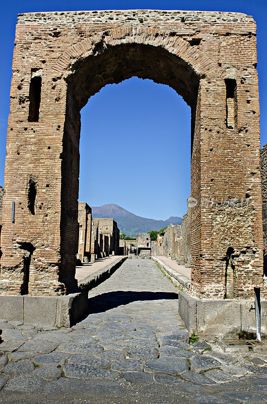尼隆皇帝的拱门，背景是维苏威火山