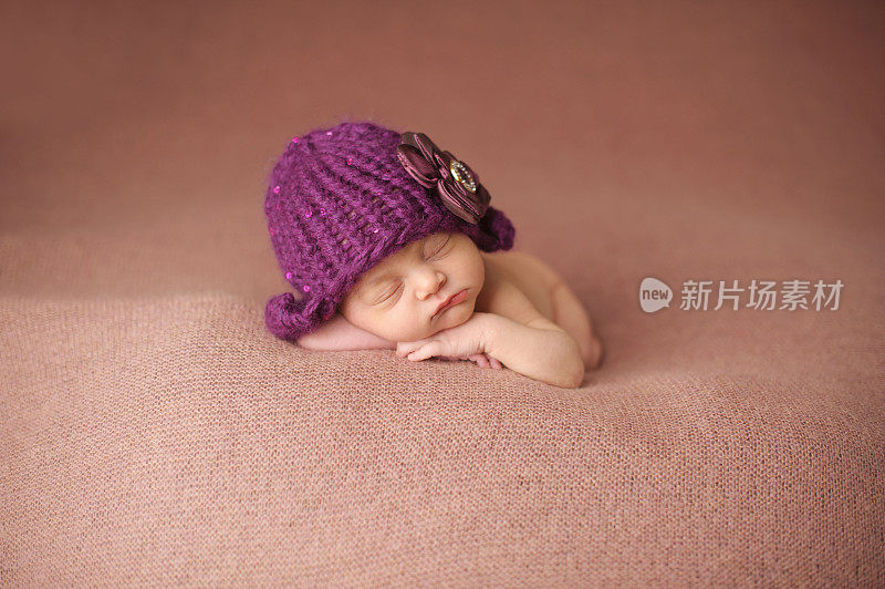 新生儿在针织帽
