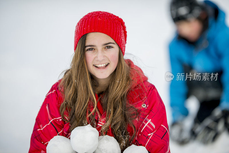 拿着雪球的少女