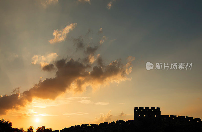 长城的日落剪影，中国著名的旅游景点