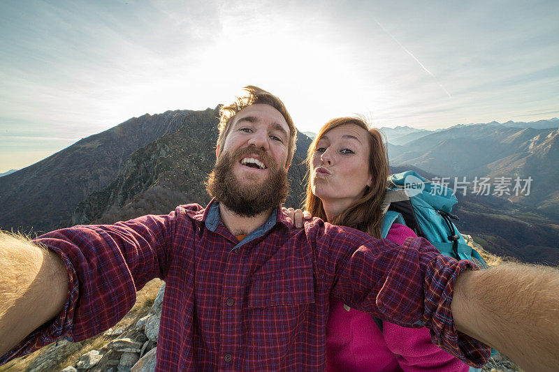 一对年轻夫妇在山顶自拍