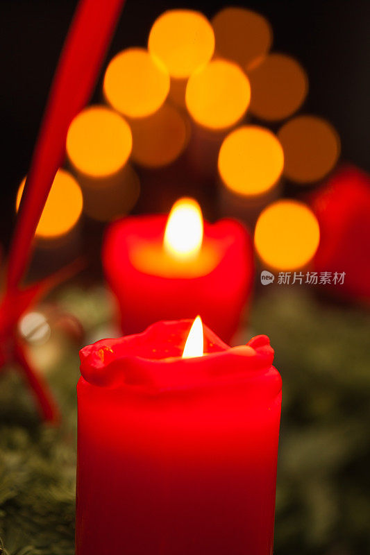 圣诞花环上用蜡烛装饰的圣诞装饰品