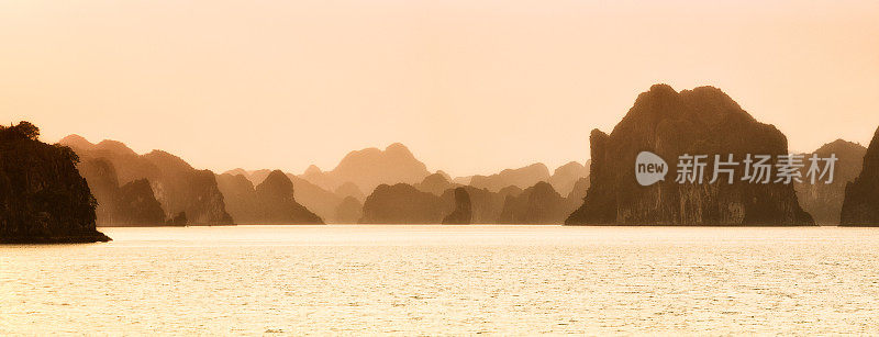 日落时分的越南下龙湾全景图像