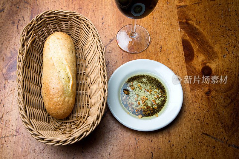 新鲜的意大利面包蘸油和酒