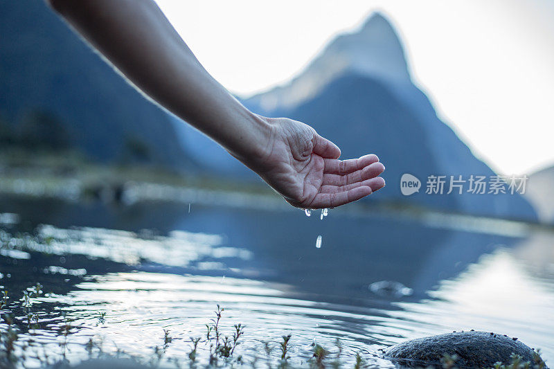 人们用手从湖中舀取淡水