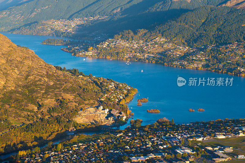 新西兰皇后镇壮观的山峰全景