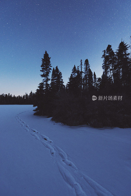 穿着雪鞋走到天亮