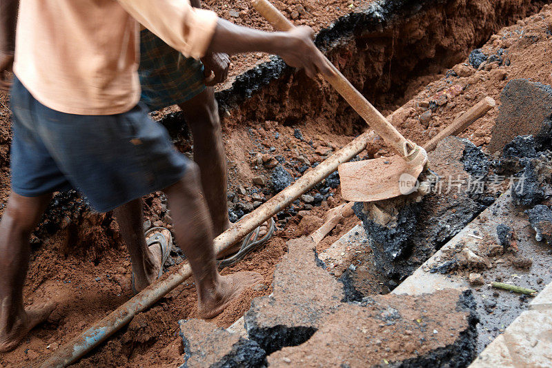 印度建筑工人正在挖道路沟渠