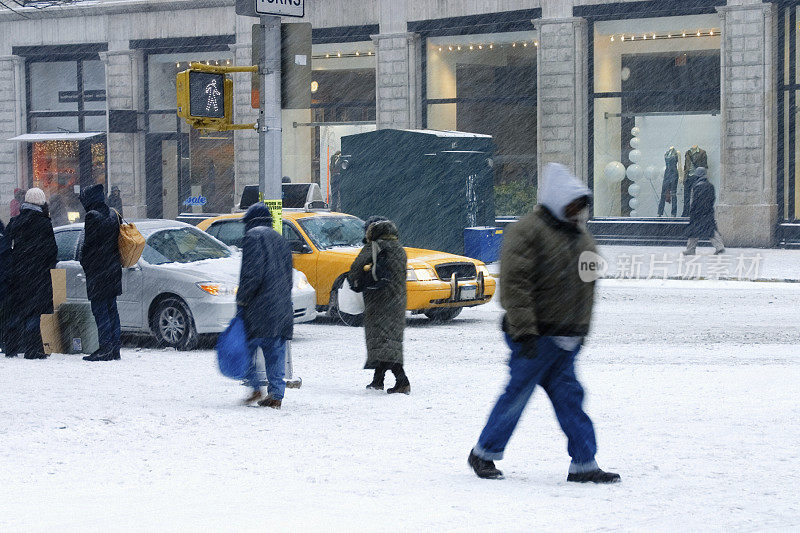 纽约暴风雪-人们在行走