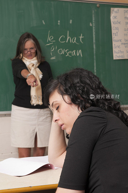 一个少女在课堂上睡觉