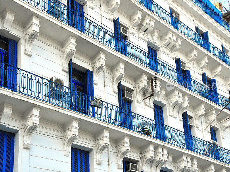 阿尔及利亚阿尔及尔:白色和蓝色的建筑