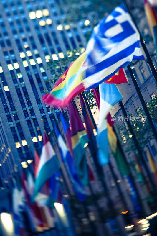 倾斜镜头，纽约洛克菲勒广场的国际旗帜
