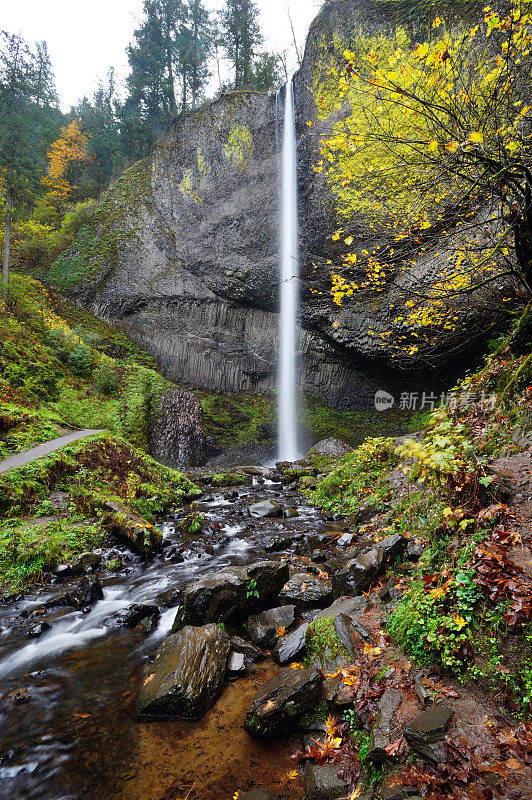 拉图瑞尔瀑布在秋天，或者