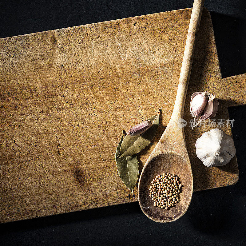 大蒜，香料，木勺，旧风化的木砧板