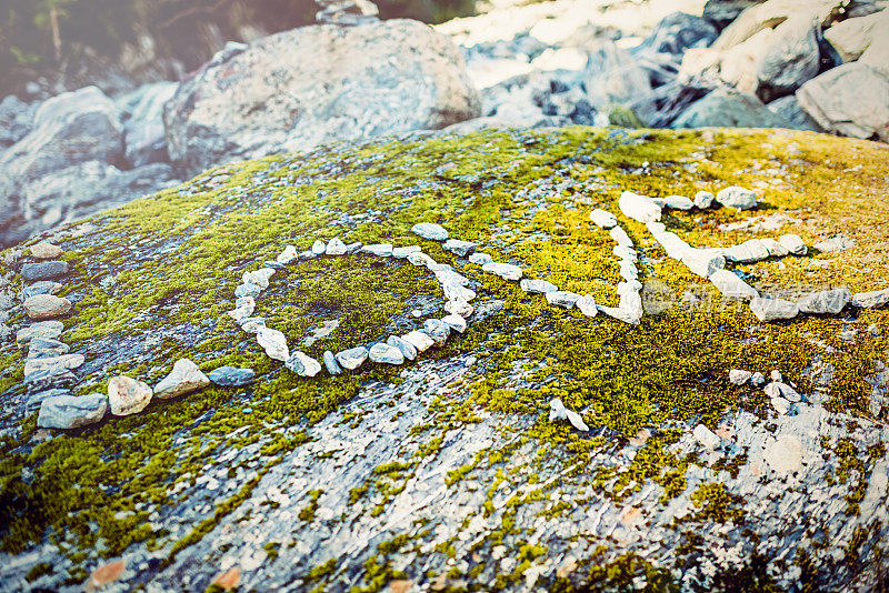 字爱写在石头上