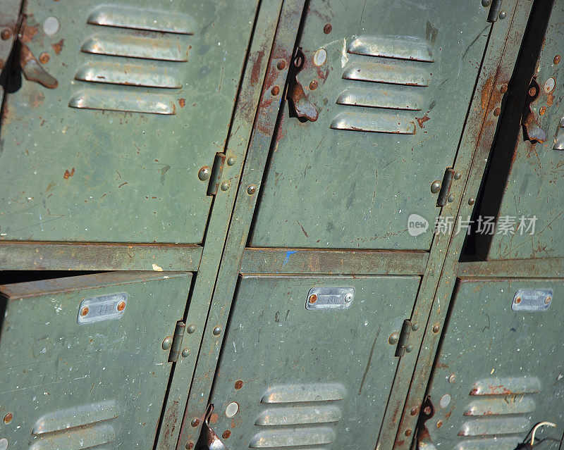 生锈的绿色金属学校更衣室储物柜存储