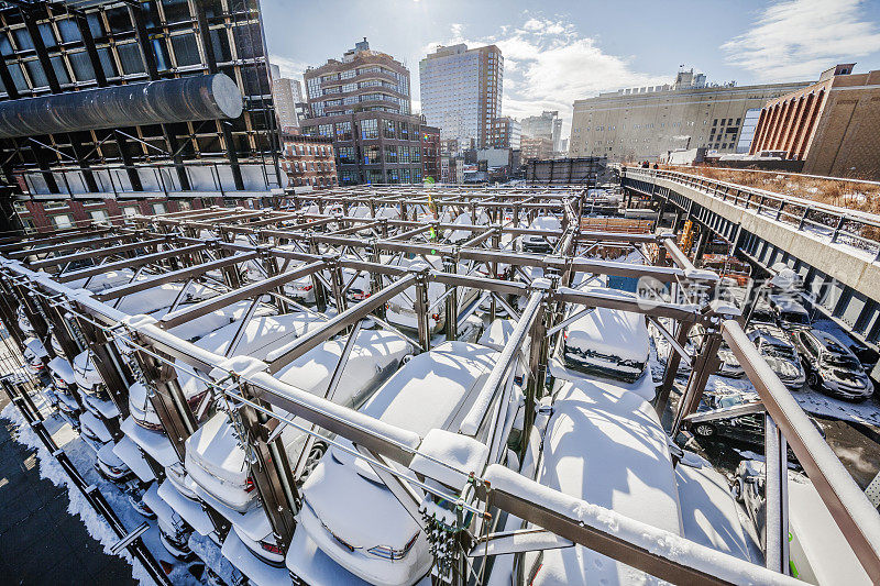 暴风雪后的多级停车场