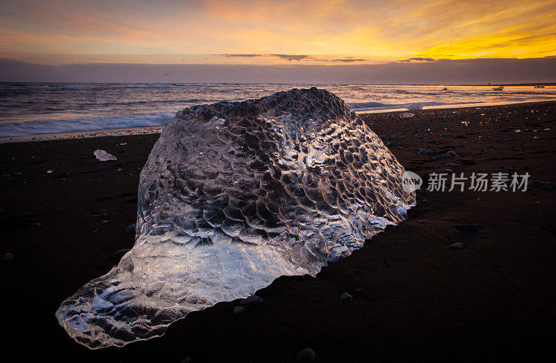 冰岛Jokulsarlon黑沙滩上的冰川冰