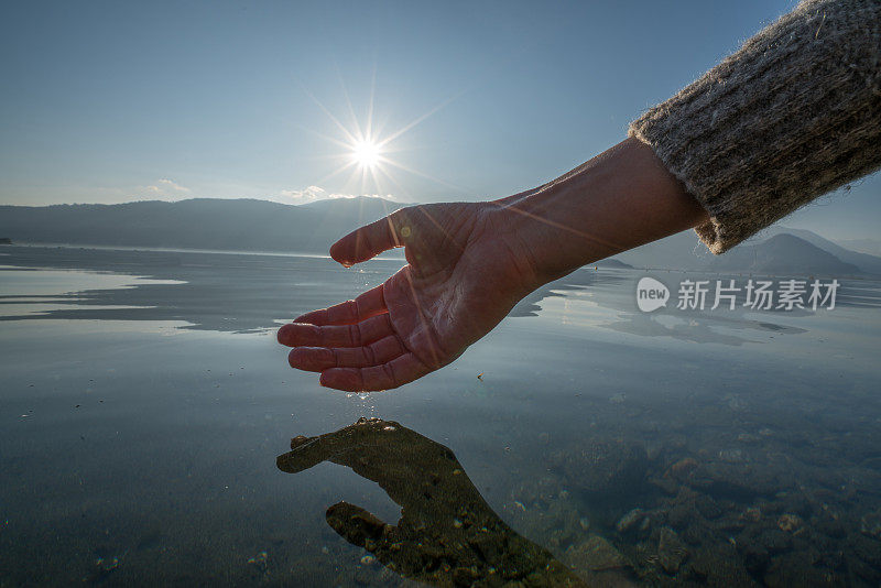 人们用手从湖中舀取淡水